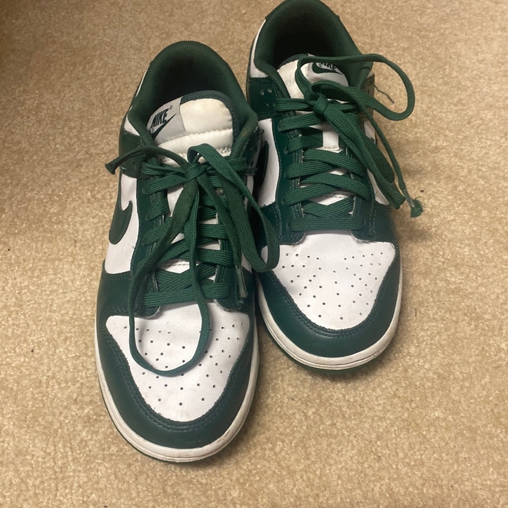 RARE NIKE DUNKS LOW RETRO. VARSITY GREEN